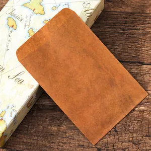 Enveloppe vintage en papier kraft marron avec texture vieillie pour cartes postales et lettres