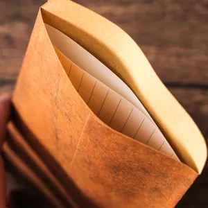 Enveloppe vintage en papier kraft avec carte pour cartes postales