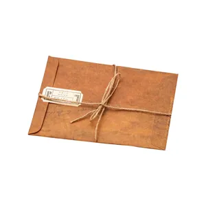 Enveloppe vintage en papier kraft vieilli avec ficelle de chanvre et étiquette autocollante