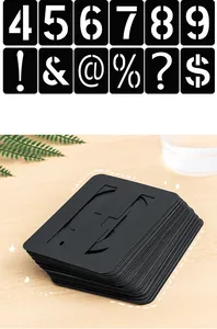 Dettaglio di stencil in plastica nera con numeri e simboli per pittura fai-da-te