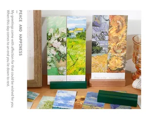 Detailansicht farbiger Holzkartenhalter-Sockel mit künstlerischen Van Gogh Karten