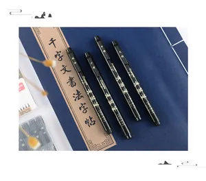 Set mit 4 schwarzen Kalligraphie-Pinseln in verschiedenen Größen für Handschrift.