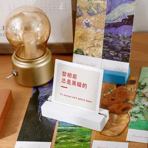 Eleganter minimalistischer Holzkartenhalter für Fotos und Postkarten als Dekoration