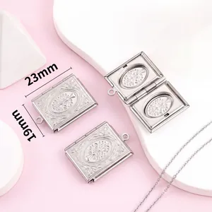 Dettaglio ravvicinato di un medaglione quadrato in acciaio inox con misure 23 mm x 19 mm.