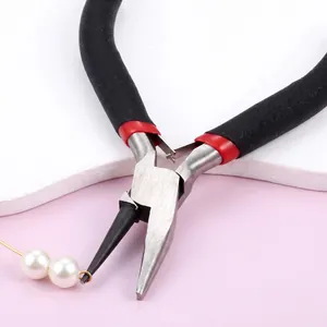 Nahaufnahme von Schmuckzangen für das DIY-Handwerk und Perlenfädeln