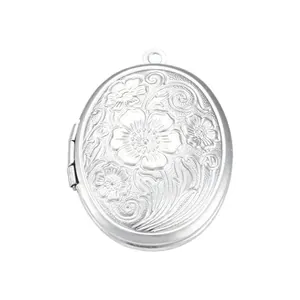 Vue détaillée d'un médaillon ovale en acier inoxydable argenté avec un relief floral délicat.