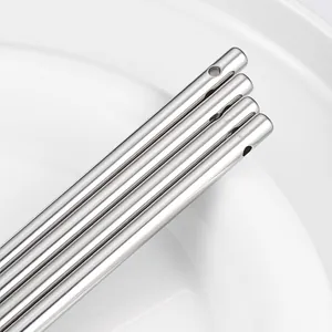 Vue macro détaillée de tiges cylindriques en acier de 10cm pour la création de bijoux