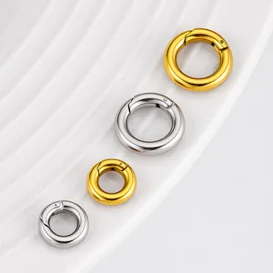 Macro-detail van gepolijste roestvrijstalen veerringen in gouden en zilveren afwerking