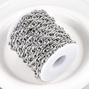 Makro-Detail einer hochwertigen 304 Edelstahl-Doppelgewebe-Gliederkette auf weißer Spule