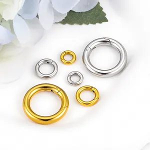 Detail van gepolijste roestvrijstalen veerringen in verschillende maten, goud en zilveren kleuren.
