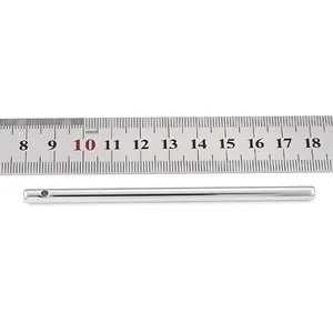 Vue détaillée d'un pendentif cylindrique en acier inoxydable de 10 cm pour le bricolage