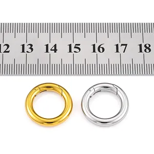 Detail van gepolijste goud- en zilverkleurige RVS veerring sluitingen met liniaal