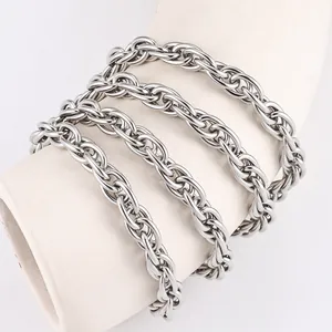 Detailansicht einer doppelt gewebten Gliederkette aus 304 Edelstahl für DIY-Schmuck.