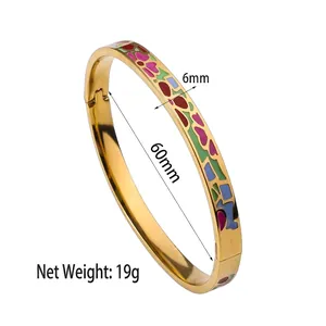 Vista detallada del brazalete de esmalte chapado en oro 18K con 6mm de ancho y 60mm
