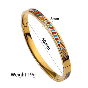 Vista detallada del brazalete de esmalte dorado con diámetro de 60mm y peso de 19g