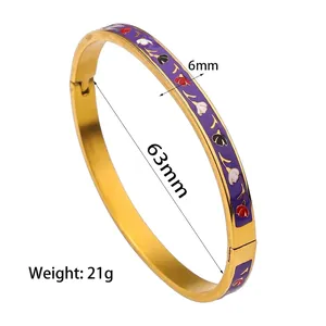 Vista detallada del brazalete de flores de esmalte dorado con 6mm de ancho y 63mm de diámetro