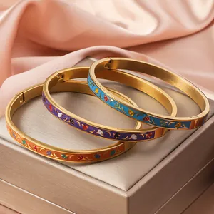 Juego de brazaletes de esmalte floral en acero de titanio chapado en oro de 18K para mujer