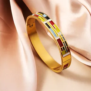 Eleganter 18K vergoldeter Edelstahlreif mit buntem geometrischem Emaille-Muster