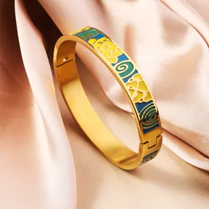 Eleganter 18K vergoldeter Titanstahl-Armreif mit bunten floralen Emaille-Mustern