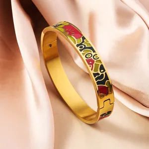 Eleganter Emaille-Armreif aus Titanstahl mit 18K Vergoldung auf rosa Seidenstoff