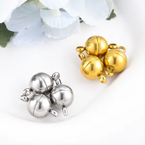 Dettaglio ravvicinato di chiusure magnetiche a sfera in acciaio inox oro e argento