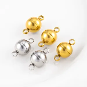Dettaglio macro di fermagli magnetici sferici in acciaio inossidabile per la creazione di gioielli