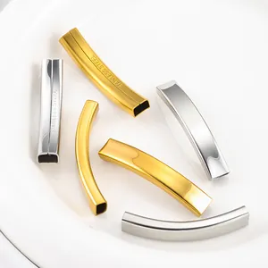 Nahaufnahme polierter goldener und silberner Edelstahl-Bogenrohre für Schmuck DIY