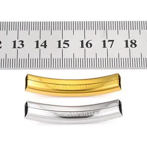 Detailansicht von gebogenen Edelstahl-Rohrperlen in Gold und Silber mit Größenmessung.
