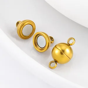 Dettaglio di chiusure magnetiche a sfera in acciaio inox dorato per gioielli fai-da-te