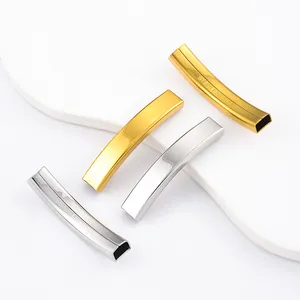 Nahaufnahme polierter quadratischer 18K-Gold- und Silberbogenrohre für DIY-Schmuck