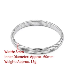 Detailansicht eines silbernen Schlangenarmbands mit 8 mm Breite und 60 mm Durchmesser.