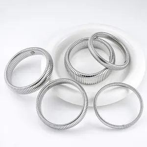 Makro-Detail von verschiedenen elastischen Schlangenknochen-Armbändern aus Edelstahl
