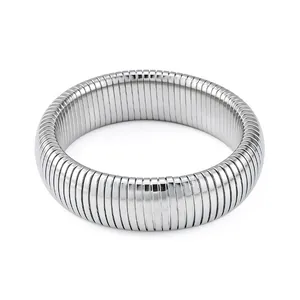 Detailansicht eines silbernen Stretch-Schlangenknochenarmbands aus poliertem Edelstahl