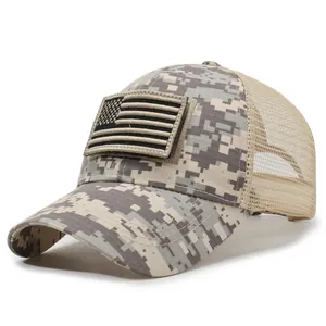 Détail de la casquette trucker camouflage numérique avec filet et patch drapeau US