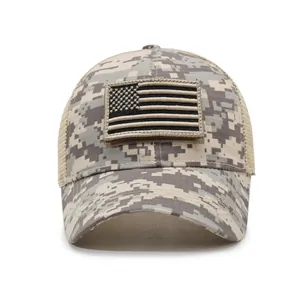 Détail d'une casquette de baseball en filet camouflage avec écusson drapeau US velcro noir