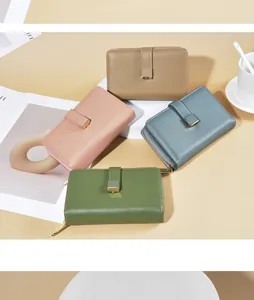 Gruppo di portafogli in pelle da donna nei colori verde, rosa, blu e kaki