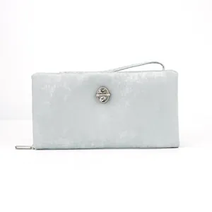 Κομψό ασημί πορτοφόλι clutch με στρας, λουράκι καρπού και μεταξένια ανάγλυφη υφή