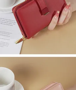 Dettaglio ravvicinato della texture in pelle granata di un portafoglio rosso da donna