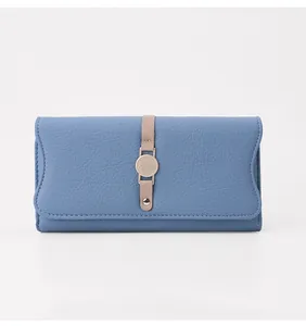 Vorderansicht eines blauen Portemonnaies aus strukturiertem Leder mit rosa Riemen
