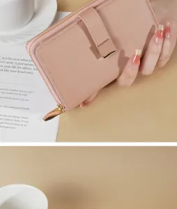 Elegante portafoglio rosa cipria da donna con organizer multi-slot e dettaglio zip