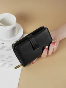 Elegante portafoglio nero medio da donna con fessure per carte e cerniera dorata pregiata.