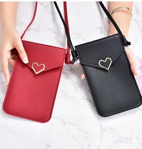 Slanke crossbody telefoontassen in rood en zwart met elegante hartvormige gespen.
