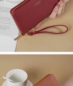 Dettaglio della pochette lunga bordeaux da donna in pelle testurizzata con cinturino