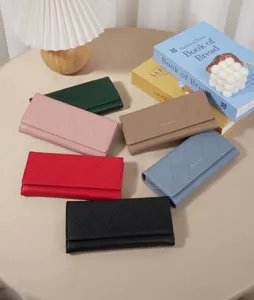 Gedetailleerd overzicht van meerdere elegante gewatteerde lange portefeuilles in kleuren.