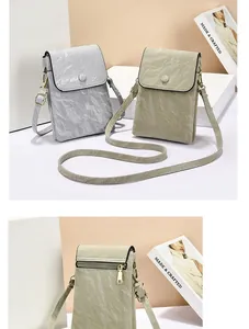 Macro-detail van retro telefoon-crossbodytas met gekreukte textuur en rits