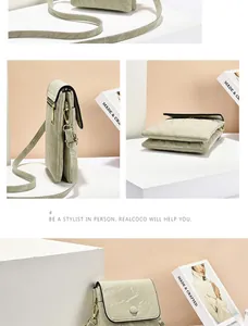 Detailweergave van verticale crossbody-telefoontas met tweekleurig marmerpatroon