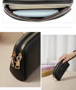 Détails de la pochette téléphone noire grainée avec double fermeture éclair