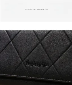 Detailopname van zwarte doorgestikte ledertextuur en fijne stiksels op een lange damesportemonnee.