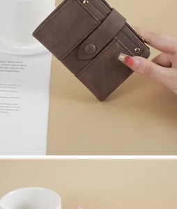 Nahaufnahme einer eleganten braunen PU-Leder-Bifold-Geldbörse für Damen mit Reißverschluss