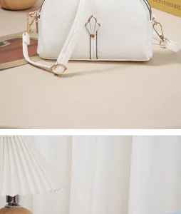 Élégant sac bandoulière blanc pour téléphone avec accent tulipe doré et double fermeture éclair.